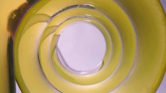 慢动作黄色液体在螺旋管内流动