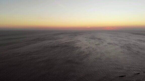 日落在海洋鸟瞰图