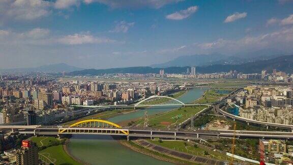 阳光明媚的一天台北市景河流桥梁航空全景4k时间推移台湾
