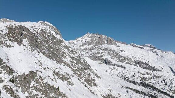 无人机拍摄的冰雪覆盖的岩石山景观