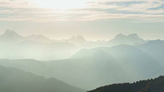 全景视频在阿尔卑斯山的背光山丘desEcrins国家公园法国