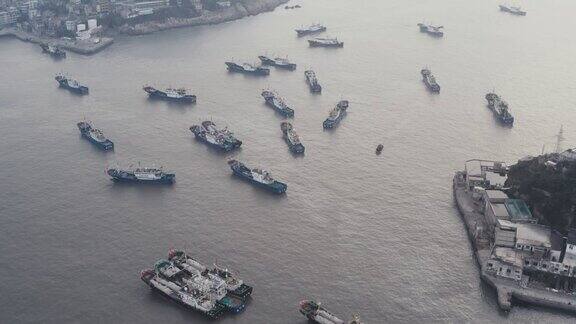 浙江台州海滨港口周边有民居