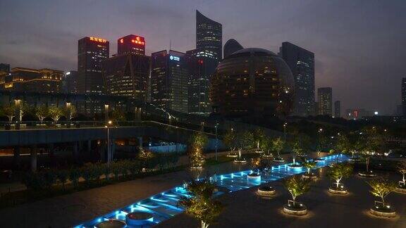 日落夜光照亮杭州市区著名的现代公园广场全景4k中国