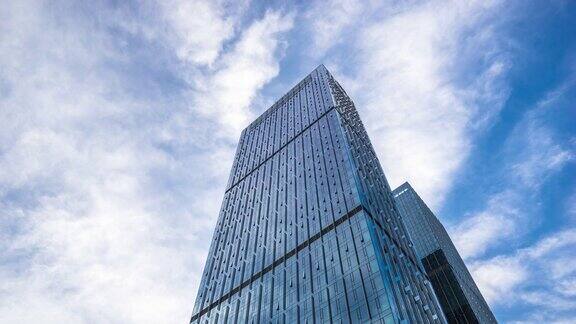在云天中有玻璃幕墙的现代蓝色建筑