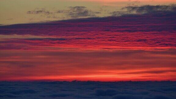 日落在彩色多云的天空从山上