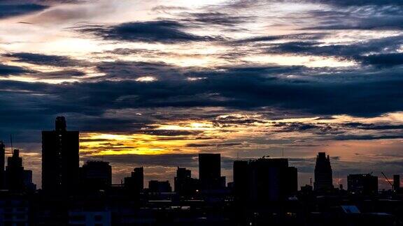 曼谷市景在日落与多云的天空时间流逝视频