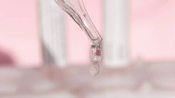 移液管里有一种带有气泡的血清背景是一个用来放试管的三脚架护肤品、天然化妆品面部和身体护理的美容概念