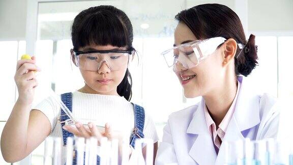 泰国女孩在日本中部科学家的建议下进行化学实验