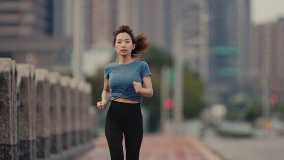 在城市里跑步的女人