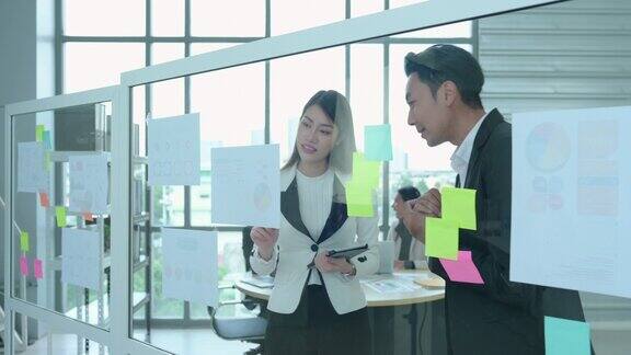 亚洲年轻企业家组织会议集思广益回顾玻璃板上的信息以获得最佳的投资结论