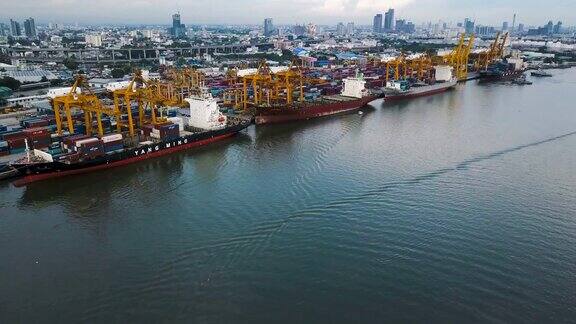 鸟瞰图工业港口与集装箱船在泰国