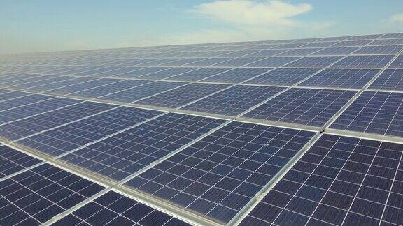 鸟瞰安装在工业建筑屋顶上的蓝色光伏太阳能板产生绿色生态电力生产可持续能源的理念