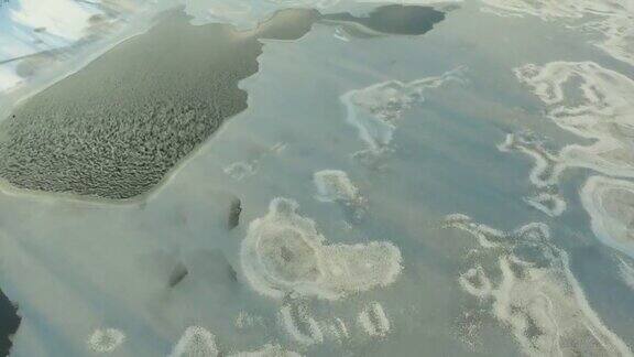 美丽的飞行在一个冻结的河流湖泊海洋下午冰无处不在雪冰