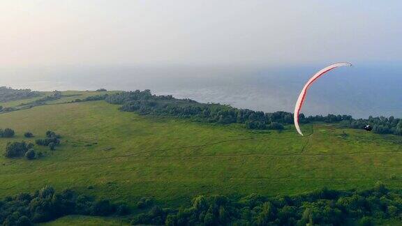 运动员用大滑翔机在空中飞行滑翔伞动作极限运动概念