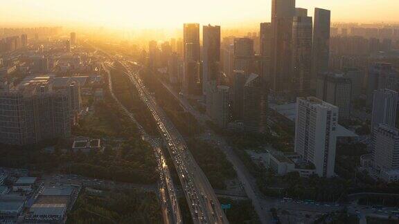 日落时城市交通的鸟瞰图