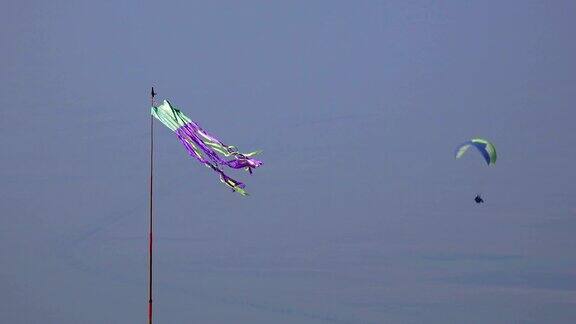 滑翔伞以滑翔伞为背景的风向标志