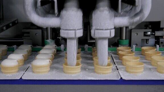 冰淇淋生产线在工厂用香草冰淇淋填充华夫饼杯