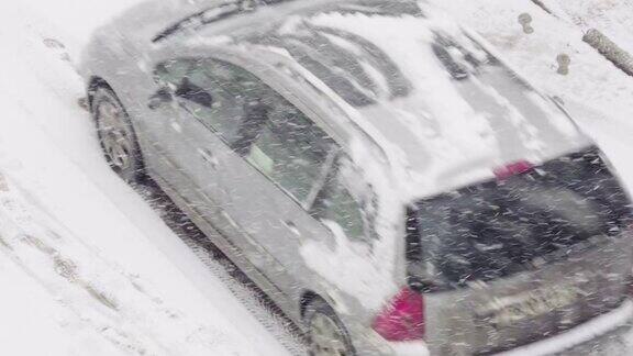 停车场雪地上的脚印暴雪冬日里飘落的雪花城市冬季背景