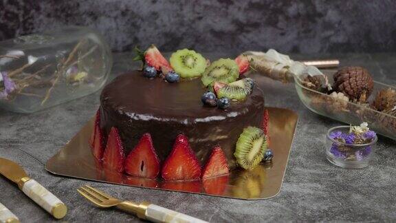 巧克力蛋糕草莓猕猴桃和蓝莓