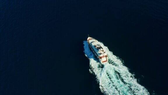 在亚得里亚海上乘着泡沫的游艇航行