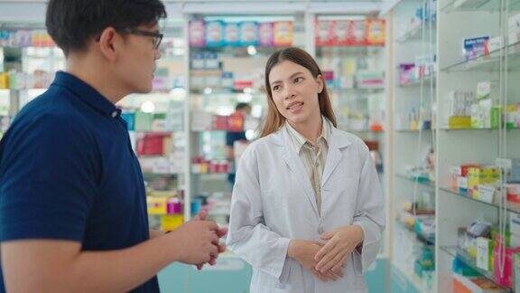 药剂师在药房里向顾客推荐一种药