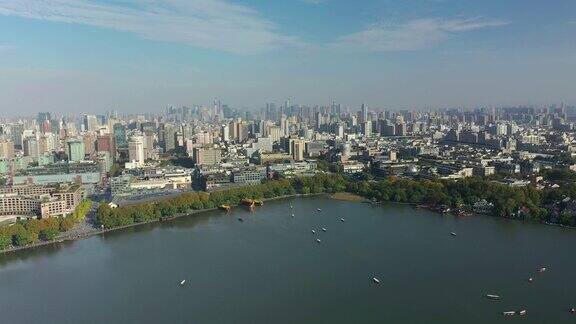 阳光明媚的一天飞越杭州城市景观著名的湖泊交通海岸线航拍全景4k中国