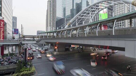 4K时间从白天到晚上在泰国曼谷的桥和十字路口萨通区曼谷的商业中心缩小