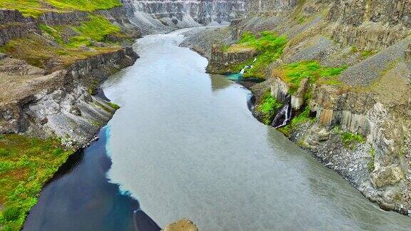 壮观的峡谷与陡峭的悬崖和快速的河流在冰岛北部史诗般的鸟瞰图戏剧性的地质奇观