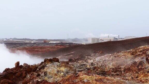 冰岛雷克雅内斯的Gunnuhver地热发电厂Geotherman能量地热发电和减少冰岛的碳足迹建筑物和烟囱的景色