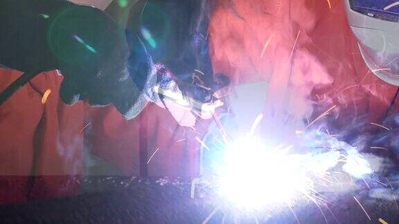 4K视频:工人焊接钢部分