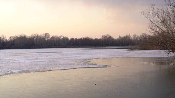 河水在春天的日落