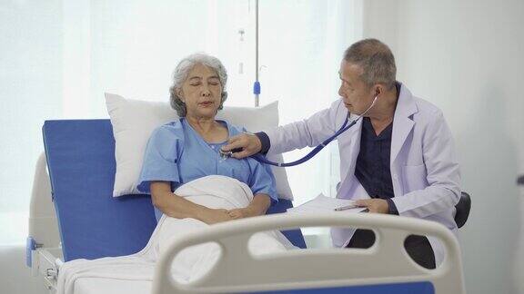 专业的高级男医生在医院为高级女病人进行咨询和检查氛围轻松的保健理念心理健康关爱老人