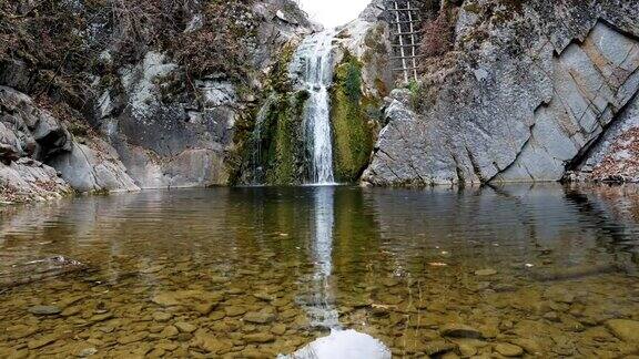 瀑布浮水小溪小溪流大自然美景