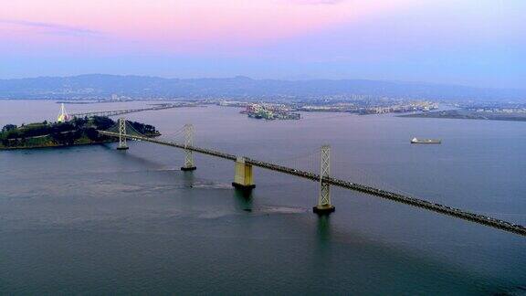 空中水平无人机拍摄的旧金山奥克兰海湾大桥与交通流在金银岛