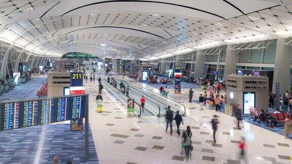 时光流逝:香港机场离境区游客拥挤