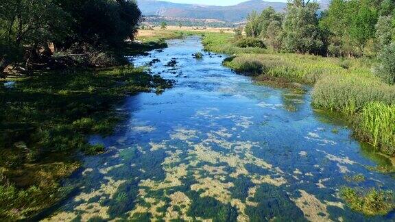 克罗地亚喀斯特平原上的塞蒂纳河鸟瞰图
