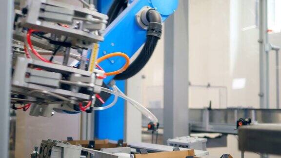 现代的机器人工业机构是把纸板箱板放到传送带上