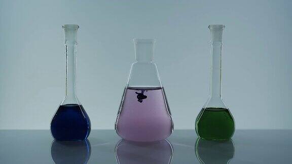 实验室的玻璃烧瓶里装满了液体实验室研究