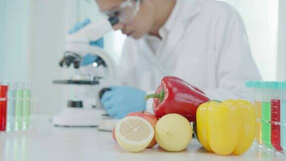 科学家在实验室检查食物中的化学残留物控制专家检查水果、蔬菜的质量实验室危害ROHs发现违禁物质污染显微镜微生物学家