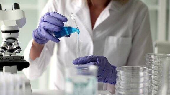 科学家化学家在实验室将蓝色凝胶注入试管