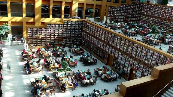 人们在图书馆看书和学习