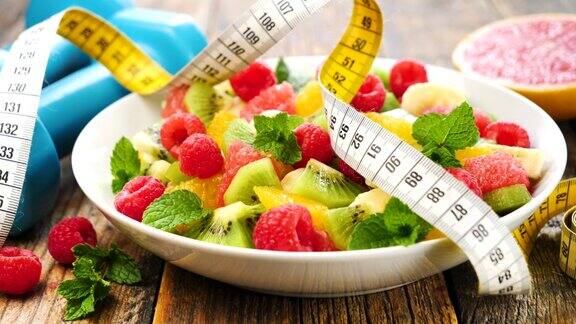 新鲜水果沙拉和哑铃减肥食品