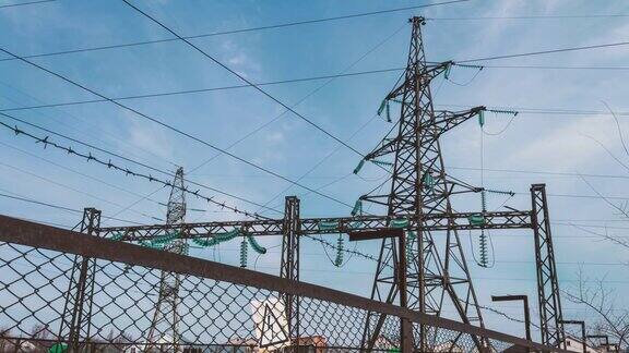 变电站在围栏后面能源产业支架上有高压电线