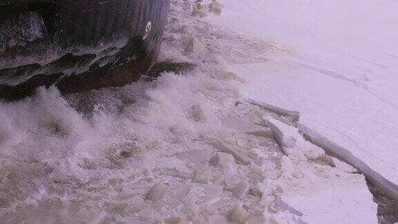 破冰船冲破冰冻的海水