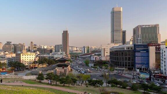 慢镜头:韩国首尔的兴景堂东大门上的行人