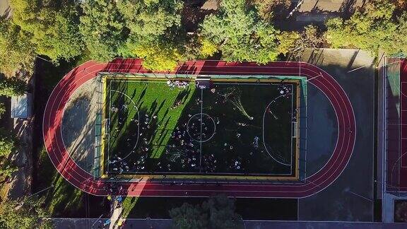 孩子们在学校体育场的鸟瞰图