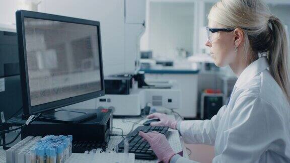 女科学家坐在他的工作场所在实验室使用个人电脑屏幕显示分析DNA一、拥有创新设备的背景遗传学研究中心