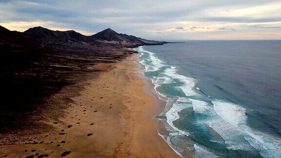 西班牙加那利群岛富埃特文图拉Jandia半岛上的巴洛文托沙滩上的时间推移下降