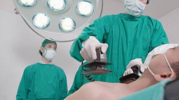 医疗队在急诊室用除颤器刺激心脏骤停