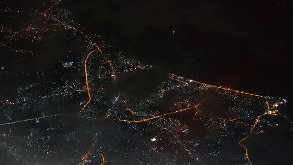 4k视频场景从机场起飞后飞机在夜间飞过城市旅游和交通概念